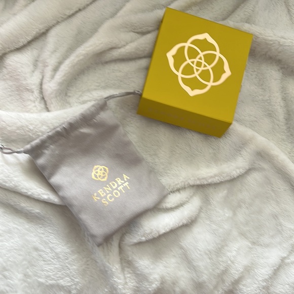 White Kendra Scott necklace - Picture 4 of 4